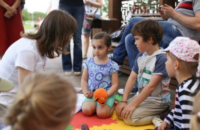 На фото юные гости летней читальне в парке