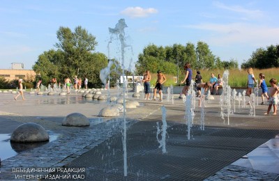 На фото фонтанная площадь в парке