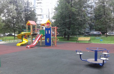 На фото детская площадка на улице Академика Миллионщикова