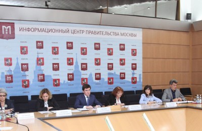 На пресс-конференции стало известно, что около 80% учеников московских школ планируют привить в новом учебном году