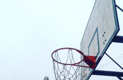 На новой площадке появилось баскетбольное поле со стойками для колец и нескользким резиновым покрытием