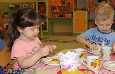 Малыши и их родители смогут присесть за столики и подкрепиться своими кулинарными шедеврами с ароматным чаем