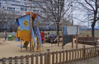 Даже в холодное время года парк на проспекте Андропова остается излюбленным местом отдыха горожан