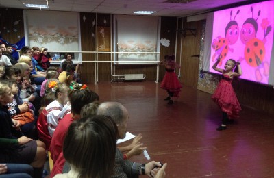 Перед зрителями выступили юные участники вокальных и танцевальных коллективов района с номерами, посвященными культурным традициям России