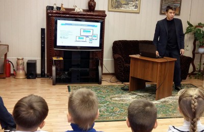 Валерий Пономарев поговорил со школьниками о размещении личных данных в сети, о цифровом портрете ее пользователей, о сетевом этикете и о правилах анонимности в интернете