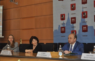 Руководитель Департамента национальной политики и межрегиональных связей Москвы Виталий Сучков (справа)