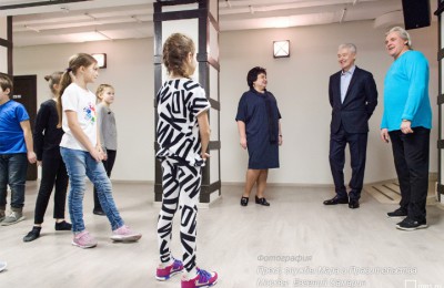 Сергей Собянин во время осмотра центра детского творчества "Театр на набережной"