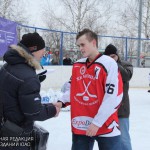 Ветеран хоккея Александр Голиков проводит награждение