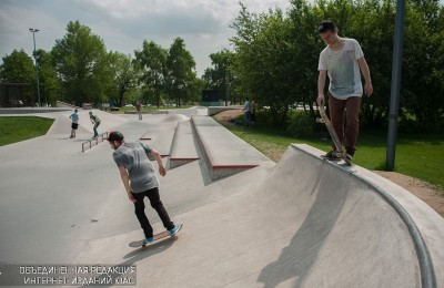 Скейтбордисты в парке "Садовники"