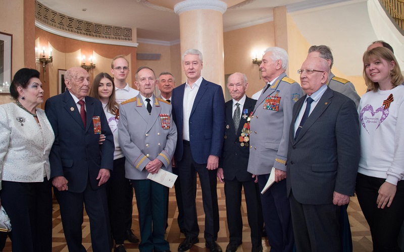 Мэр Москвы Сергей Собянин вместе с волонтерами и ветеранами