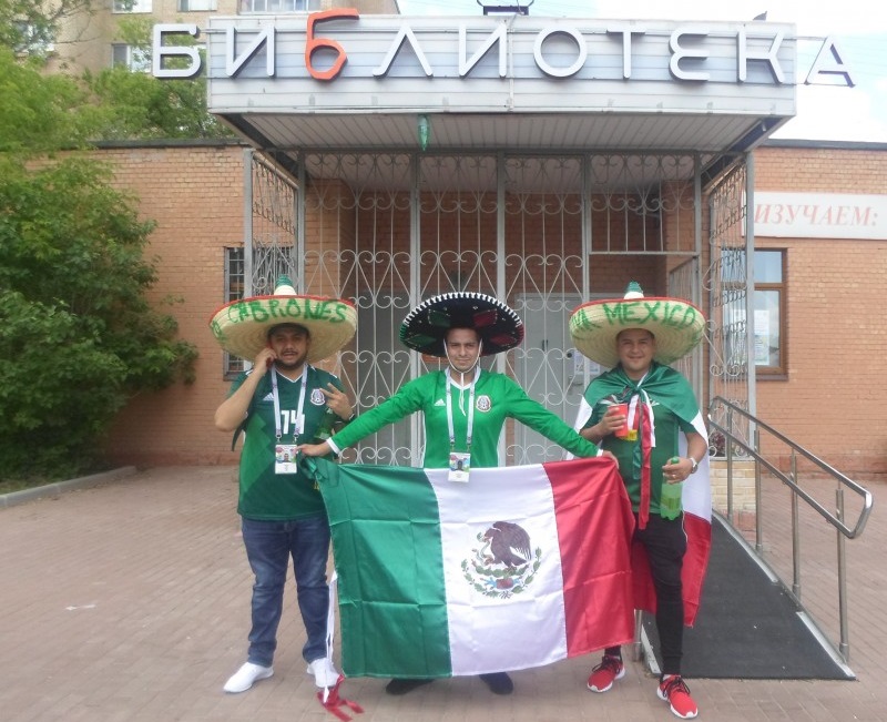 Мексиканские болельщики в библиотеке имени Толстого