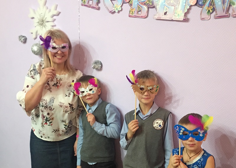 Мамы с детьми сделали карнавальные маски в «Берегине»