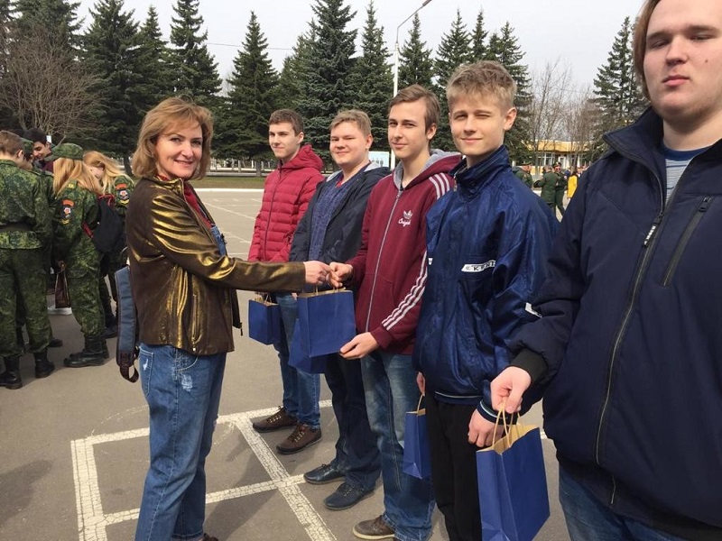 Школьники из Нагатина-Садовников один день погостили в войсковой части