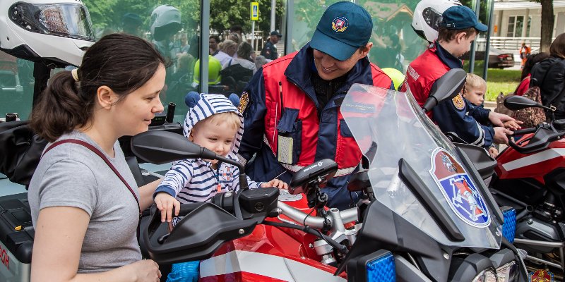 Московские спасатели поздравили пациентов Морозовской детской больницы с Днём защиты детей