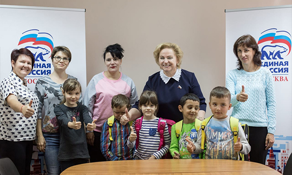 Партийцы ЮАО Москвы приняли участие в акции «Собери ребенка в школу!»