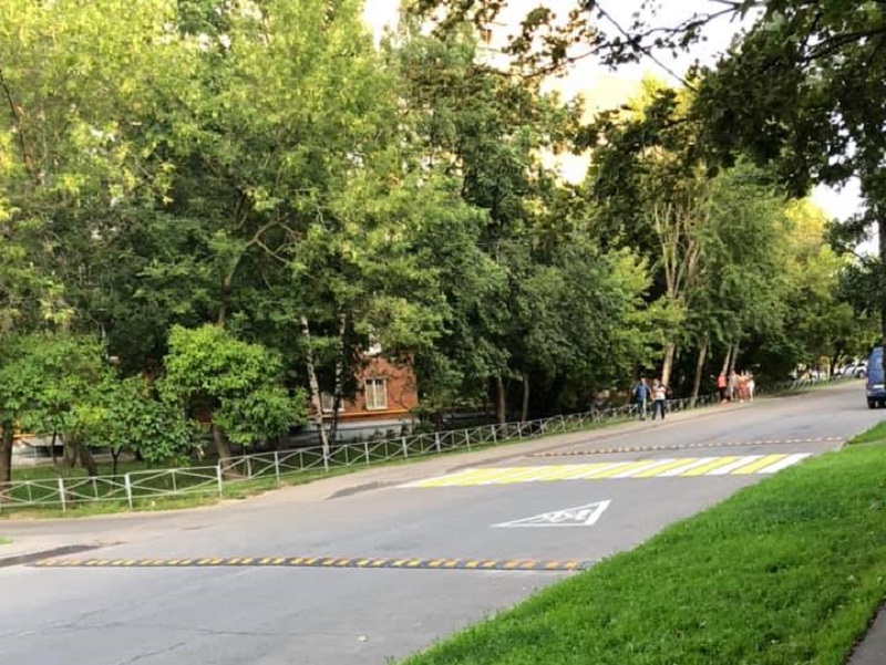 Безопасная дорога в школу: долгожданный пешеходный переход появился на улице Садовники