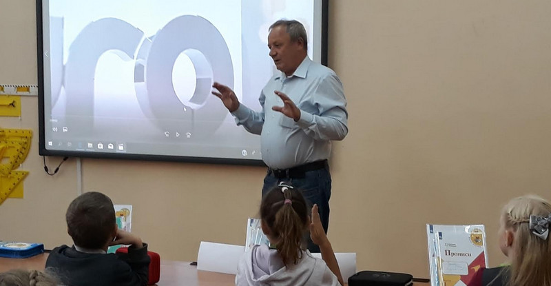 Сотрудники Департамента ГОЧСиПБ идут к школьникам