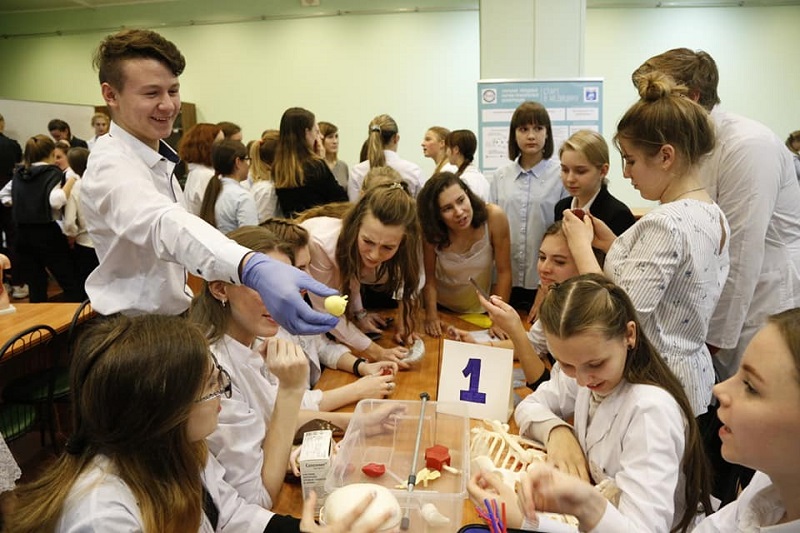 Школьники из Нагатина-Садовников прошли посвящение в ряды юных медиков