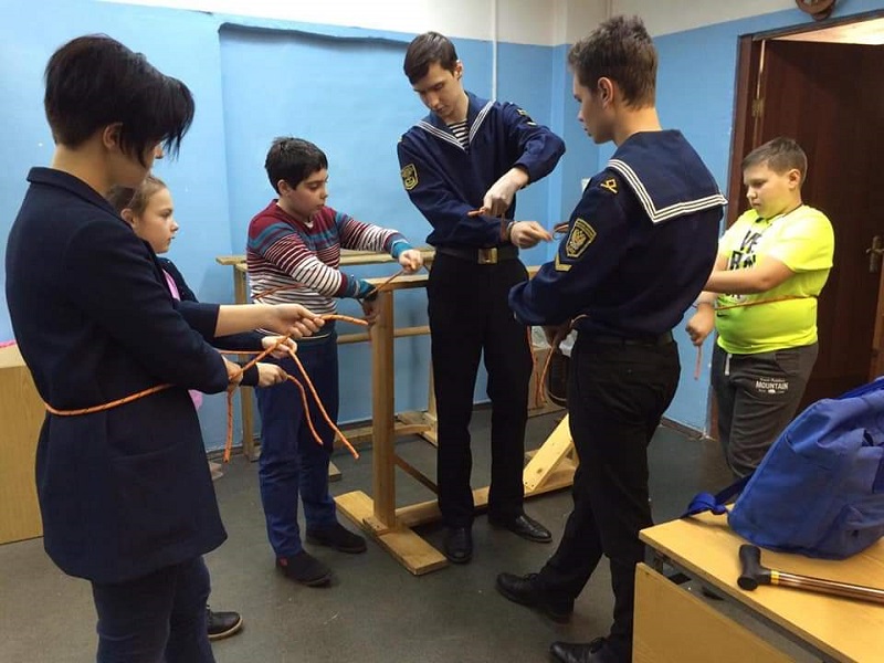 Юные моряки научили школьников из Нагатина-Садовников искусству вязания морских узлов