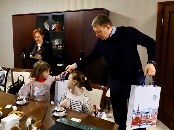 Андрей Метельский вручил подарки победителям конкурса «Игрушка на елку – 2020»