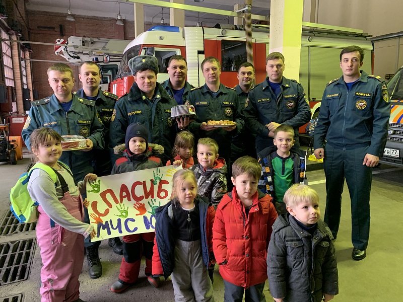 Дошкольники ЮАО поблагодарили пожарных в Международный День Спасибо