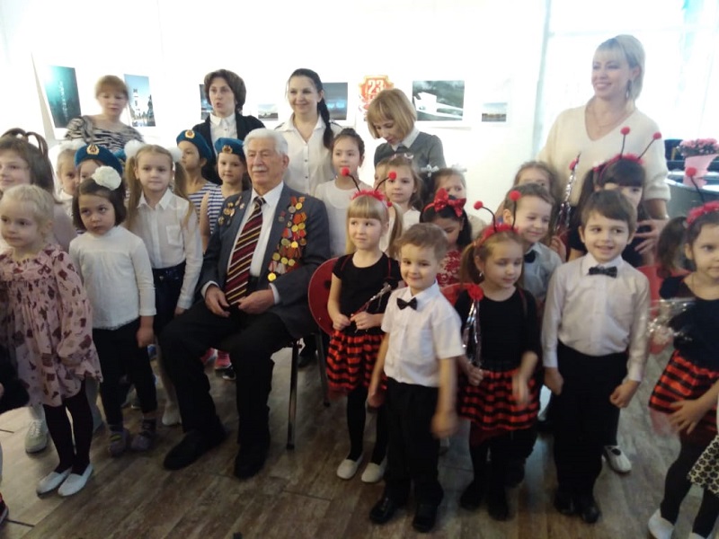 Дошкольники из Нагатина-Садовников поздравили жителей муни-ципального округа с Днем защитника Отечества