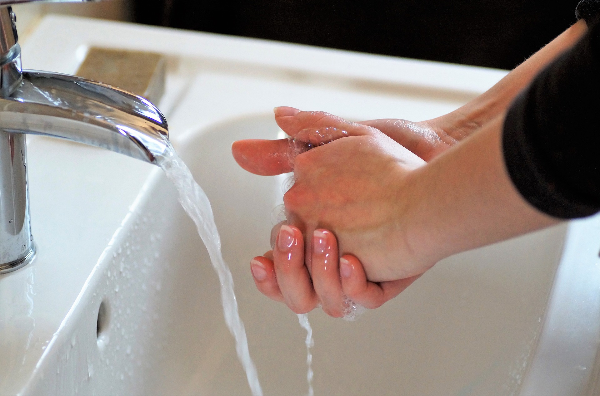 Горячей воды а также. Мытье рук. Мыть руки. Мытье рук с мылом и водой применяется для. Женщина моет руки.