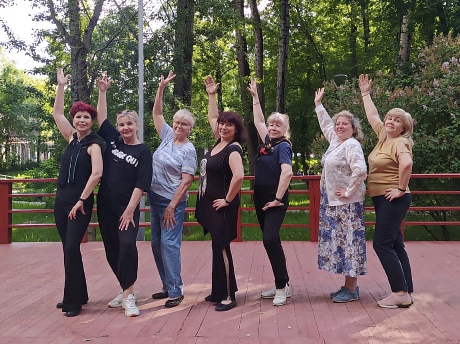 Сотрудники ЦДКиС «Юг столицы» провели танцевальный мастер-класс. Фото: официальная страница Центра досуга, культуры и спорта «Юг столицы» в социальных сетях