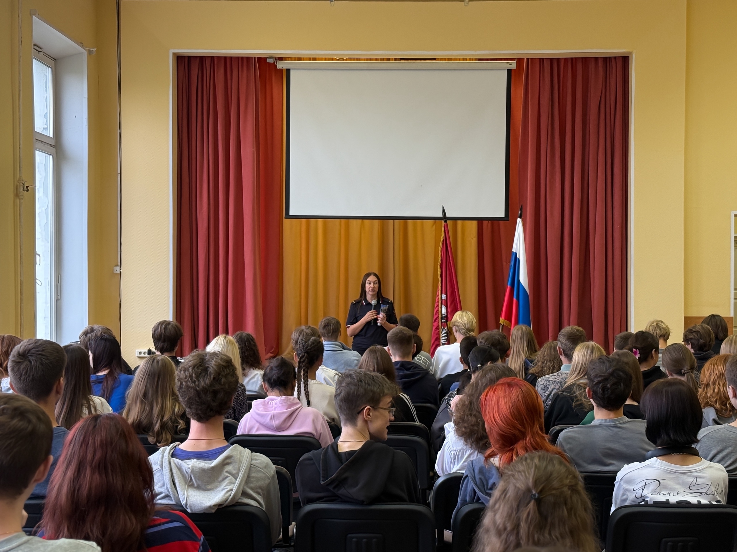 Профилактические встречи с сотрудниками ОМВД России прошли в школе №507. Фото: официальная страница школы №507 в социальных сетях