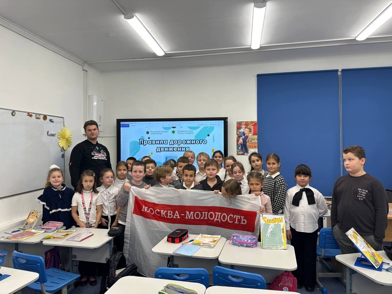 Активисты Молодежной палаты Нагатина-Садовников провели уроки о ПДД в школе №1375. Фото: официальная страница Молодежной палаты района Нагатино-Садовники в социальных сетях