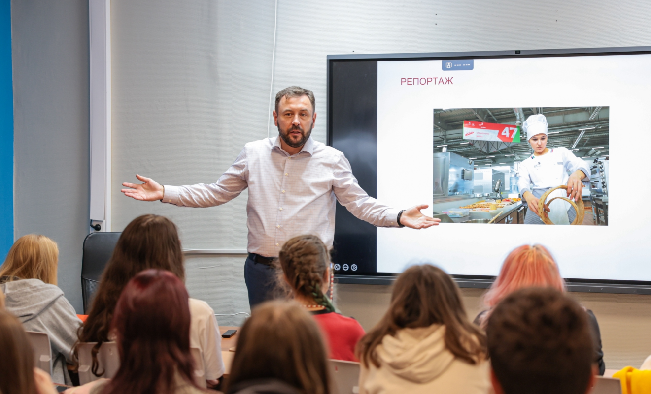 Посвященное профессии фотографа занятие состоялось в МГКЭИТ. Фото: официальная страница Московского государственного колледжа электромеханики и информационных технологий в социальных сетях