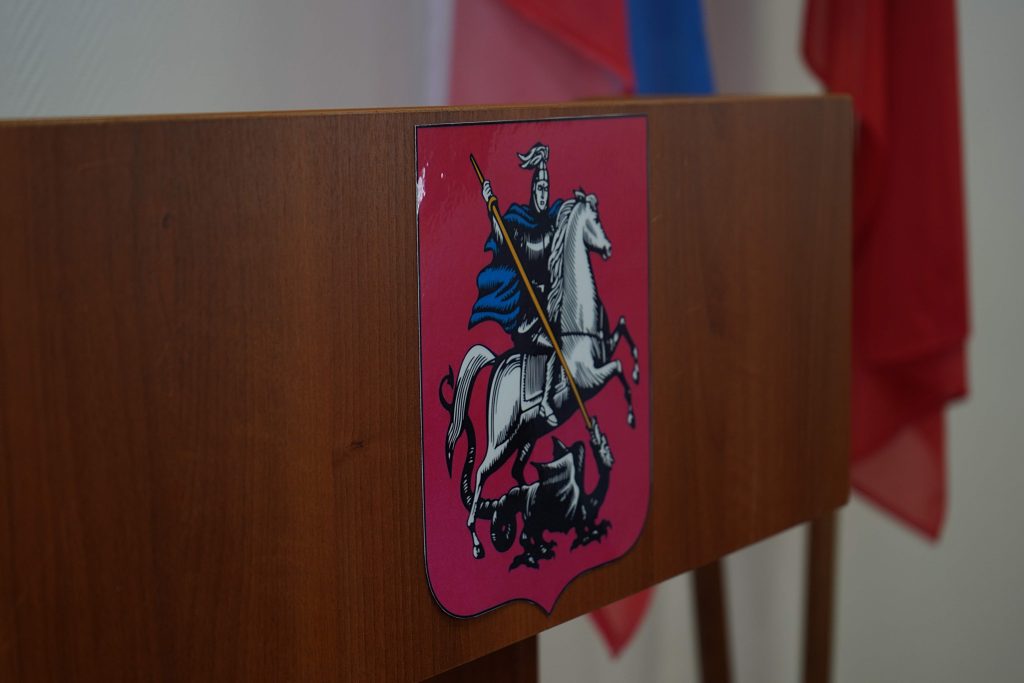 Глава управы района Нагатино-Садовники организует обход территорий. Фото: Анна Быкова, «Вечерняя Москва»