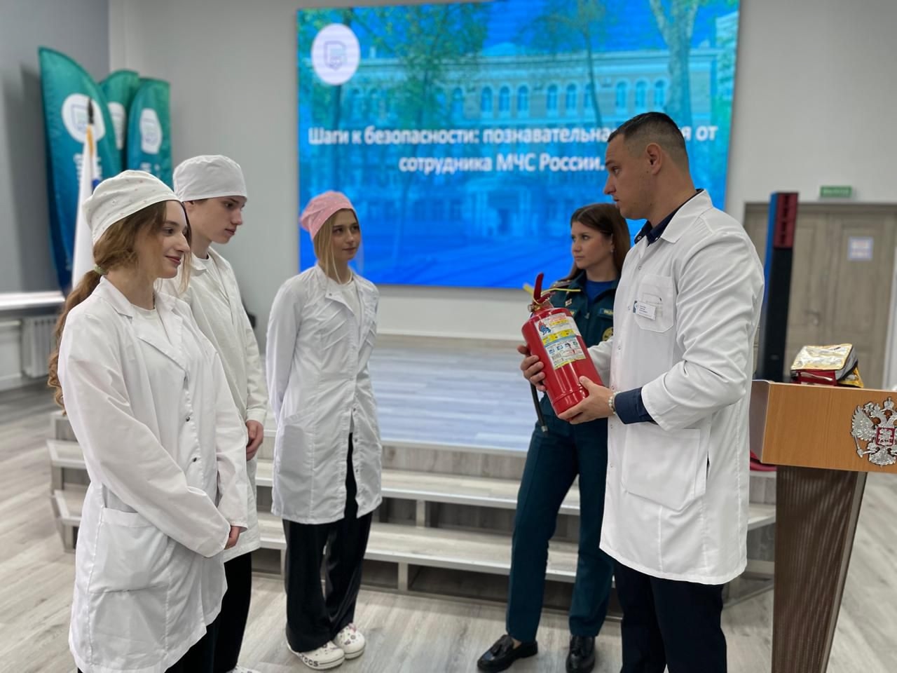 Лекция от сотрудника МЧС России состоялась в Медицинском колледже №1. Фото: страница Медицинского колледжа №1 в социальных сетях
