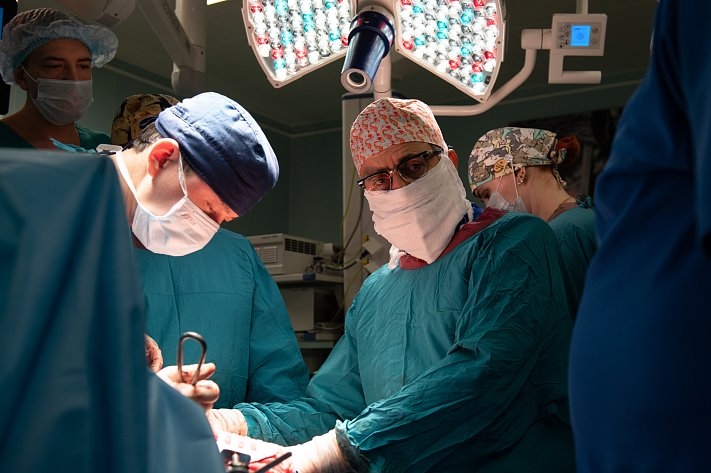 Юного пациента от увесистой опухоли спасли врачи НМИЦ онкологии имени Николая Блохина. Фото: страница Национального медицинского исследовательского центра онкологии имени Николая Блохина в социальных сетях