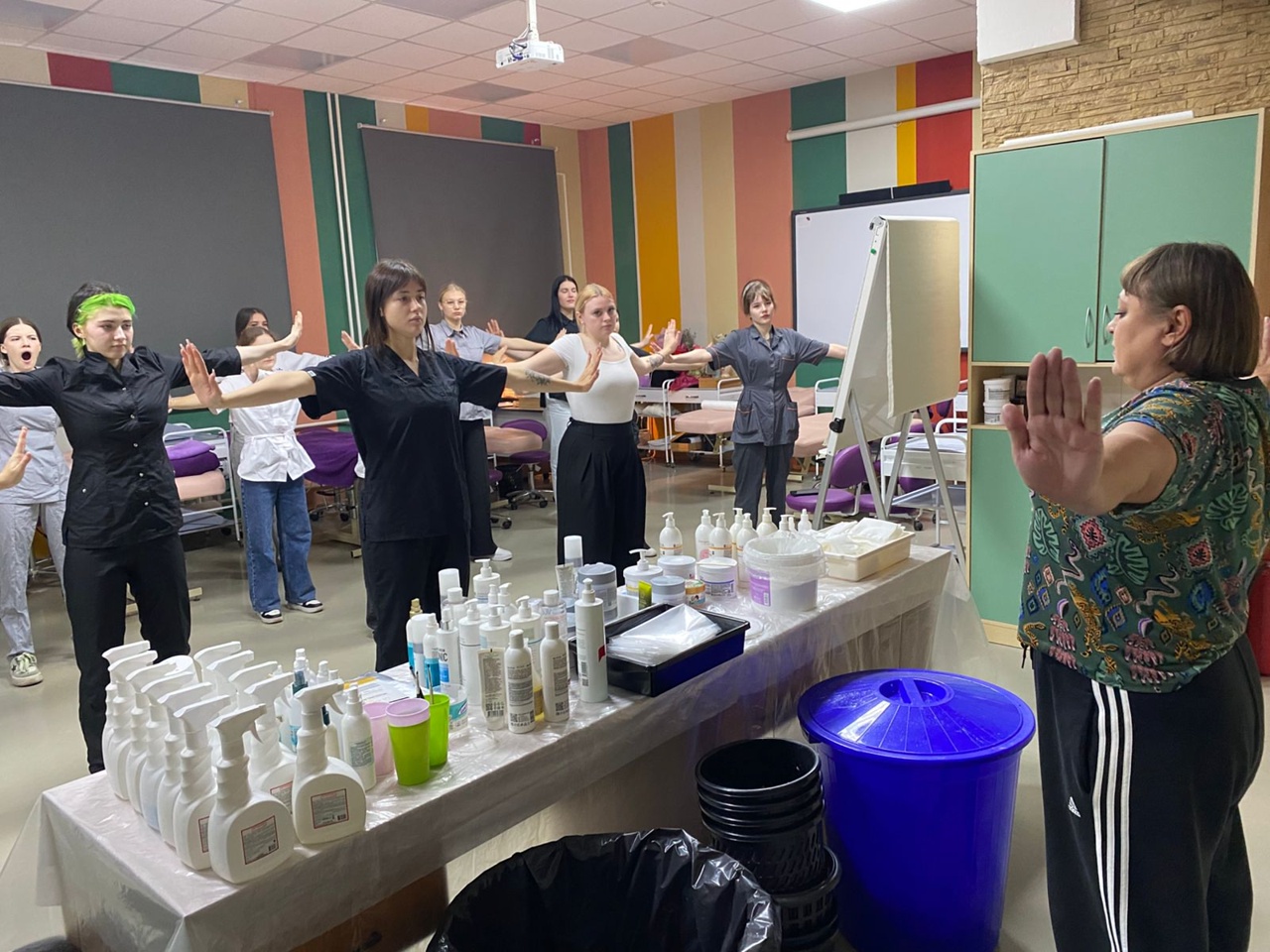 Урок об уходе за телом состоялся в Технологическом колледже №34. Фото: страница Технологического колледжа №34 в социальных сетях