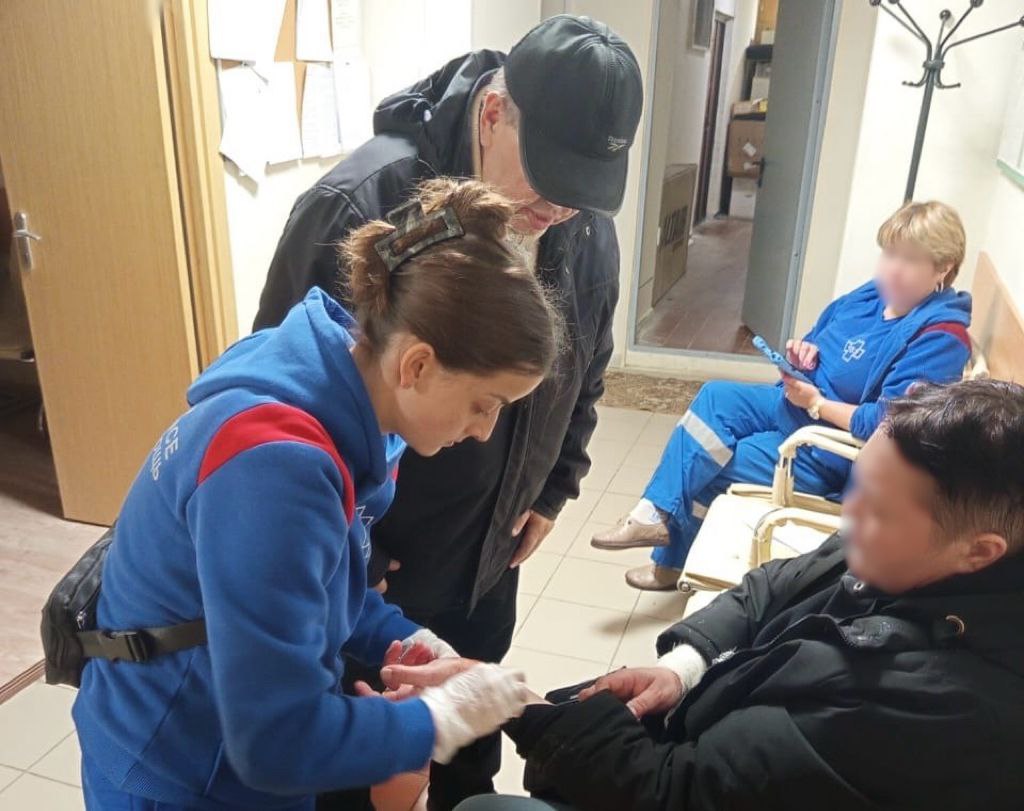 Сотрудник «Московской безопасности» на юге столицы спас женщину с ранами на руках. Фото: пресс-служба ГКУ «Московская безопасность»