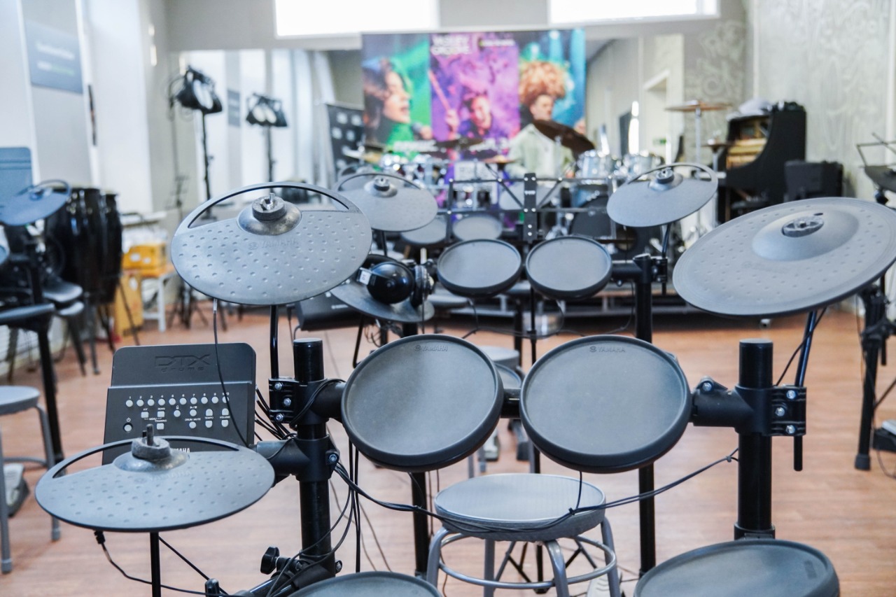 Представители библиотеки №136 имени Льва Толстого приглашают на музыкальный мастер-класс. Фото: Ксения Догонашева, «Вечерняя Москва»