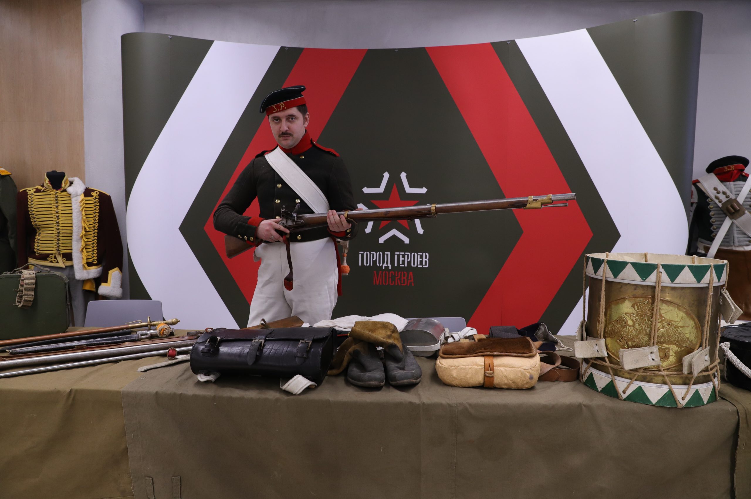 Сотрудники Молодежной палаты района Нагатино-Садовники провели встречу с участником специальной военной операции. Фото: Анатолий Цымбалюк, «Вечерняя Москва»