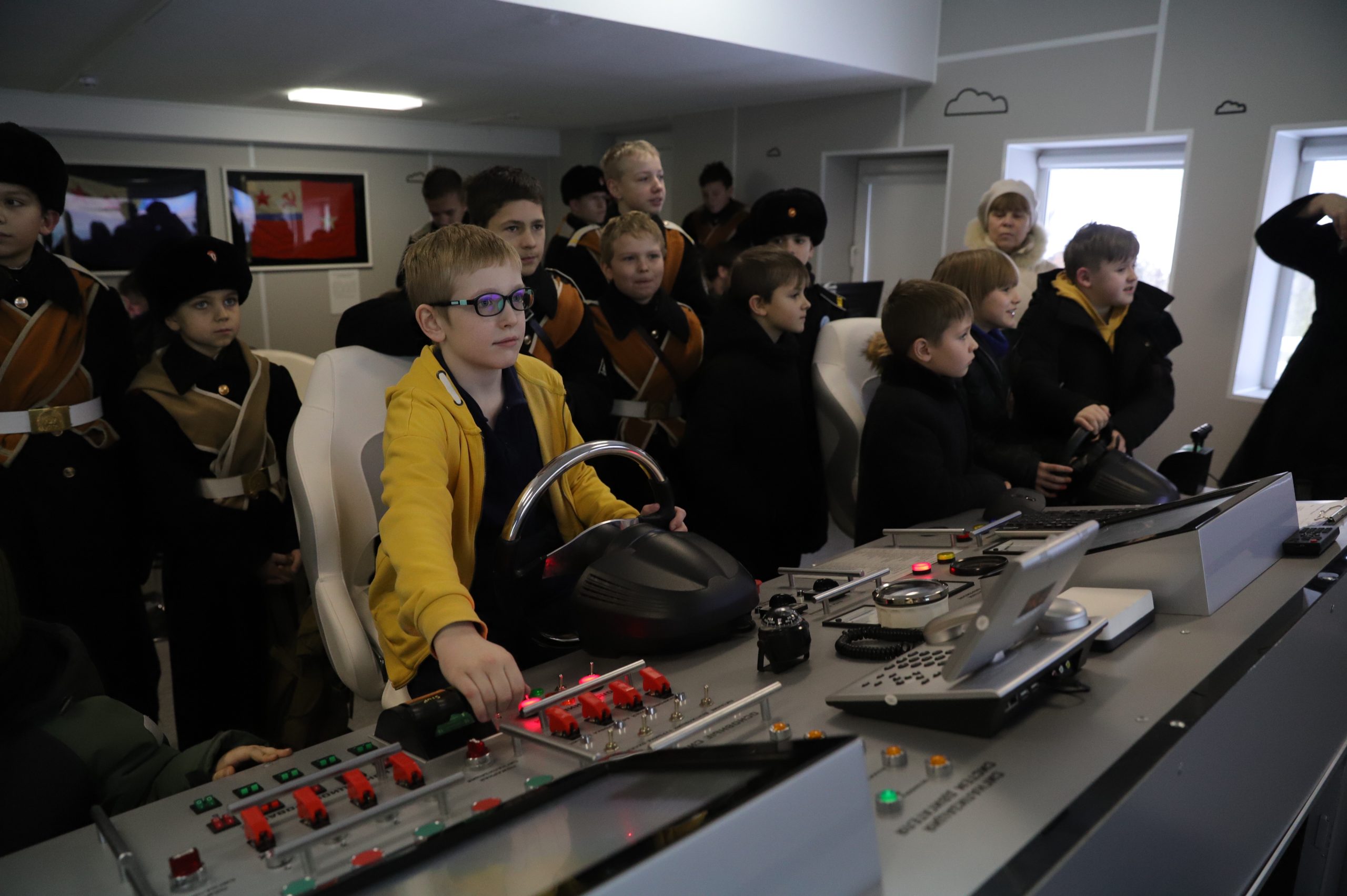 Ученики школы №1375 познакомились с историей обороны Москвы. Фото: Анатолий Цымбалюк, «Вечерняя Москва»