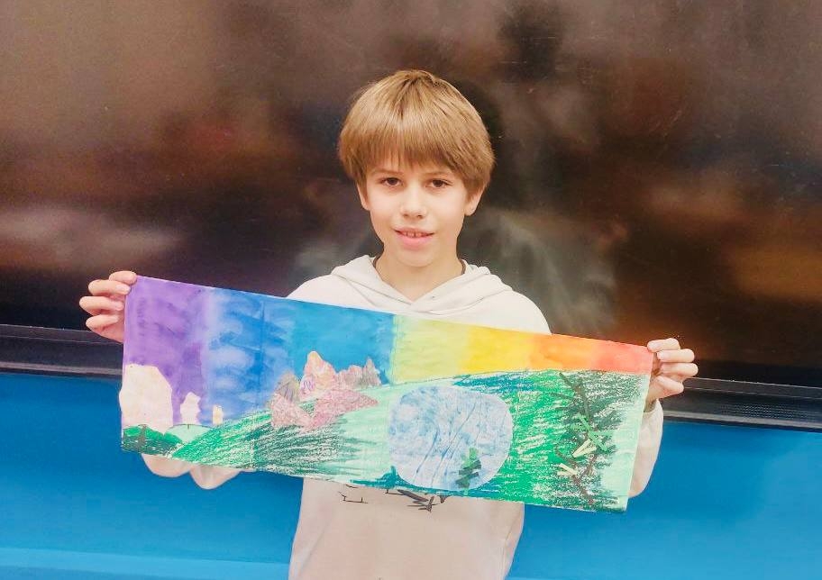 Четвероклассники школы №504 для моральной поддержки бойцов СВО передали волонтерам рисунки. Фото: официальная страница школы №504 в социальных сетях