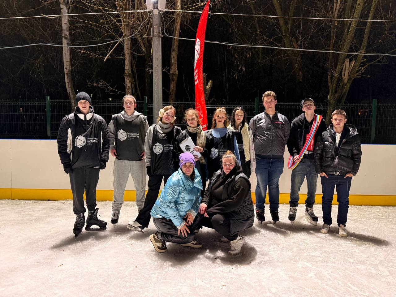 Представители молодежной палаты района Нагатино-Садовники запустили каток. Фото: страница Молодежной палаты района Нагатино-Садовники в социальных сетях