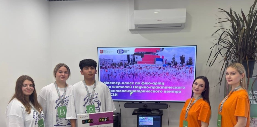 Студенты Медицинского колледжа № 1 провели мастер-класс по флю-арту. Фото: официальная страница Медицинского колледжа № 1 в социальных сетях