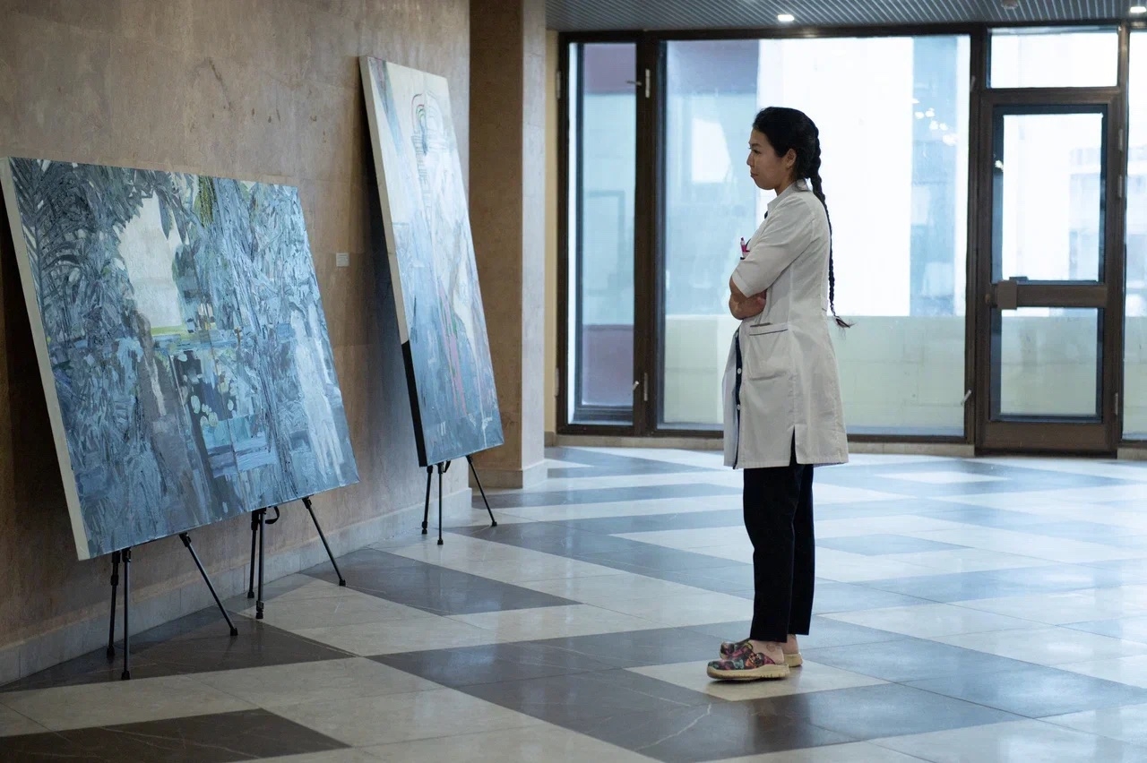 Представители НМИЦ онкологии имени Николая Блохина организовали выставку графики. Фото: страница НМИЦ онкологии имени Николая Блохина в социальных сетях