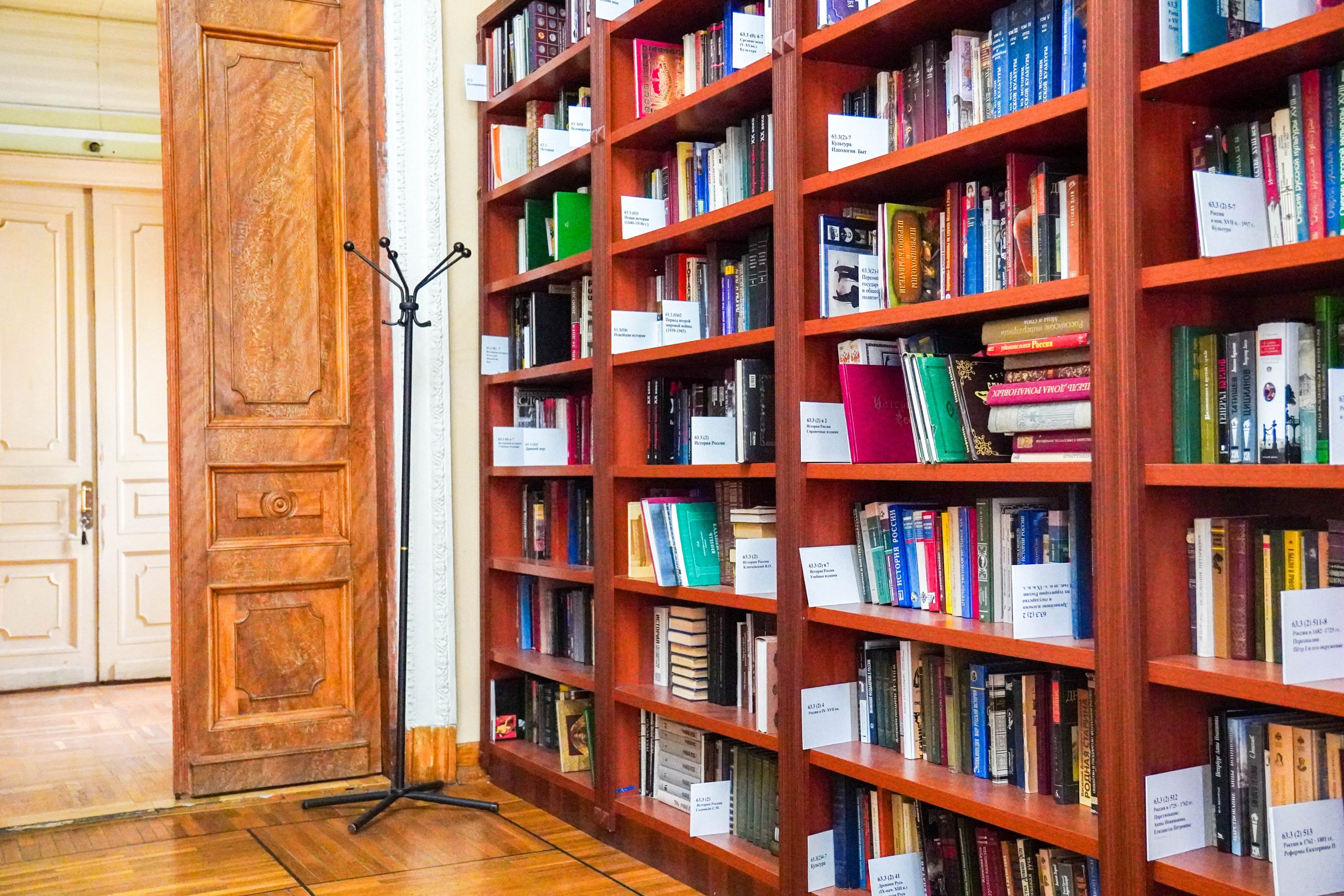 Представители библиотеки №136 имени Льва Толстого организуют встречу-знакомство с творчеством Льва Толстого. Фото: Ксения Догонашева, «Вечерняя Москва»