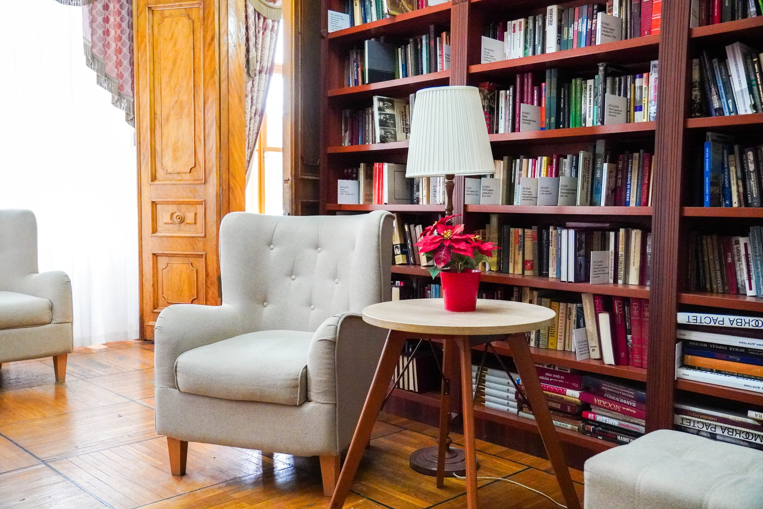 Представители библиотеки №136 имени Льва Толстого организуют патриотическую встречу. Фото: Ксения Догонашева, «Вечерняя Москва»