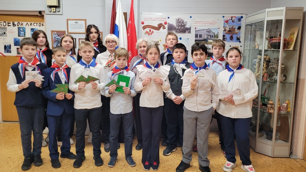 Ученики школы №1375 организовали акцию «Новогоднее поздравление бойцу СВО». Фото: страница школы №1375 в социальных сетях