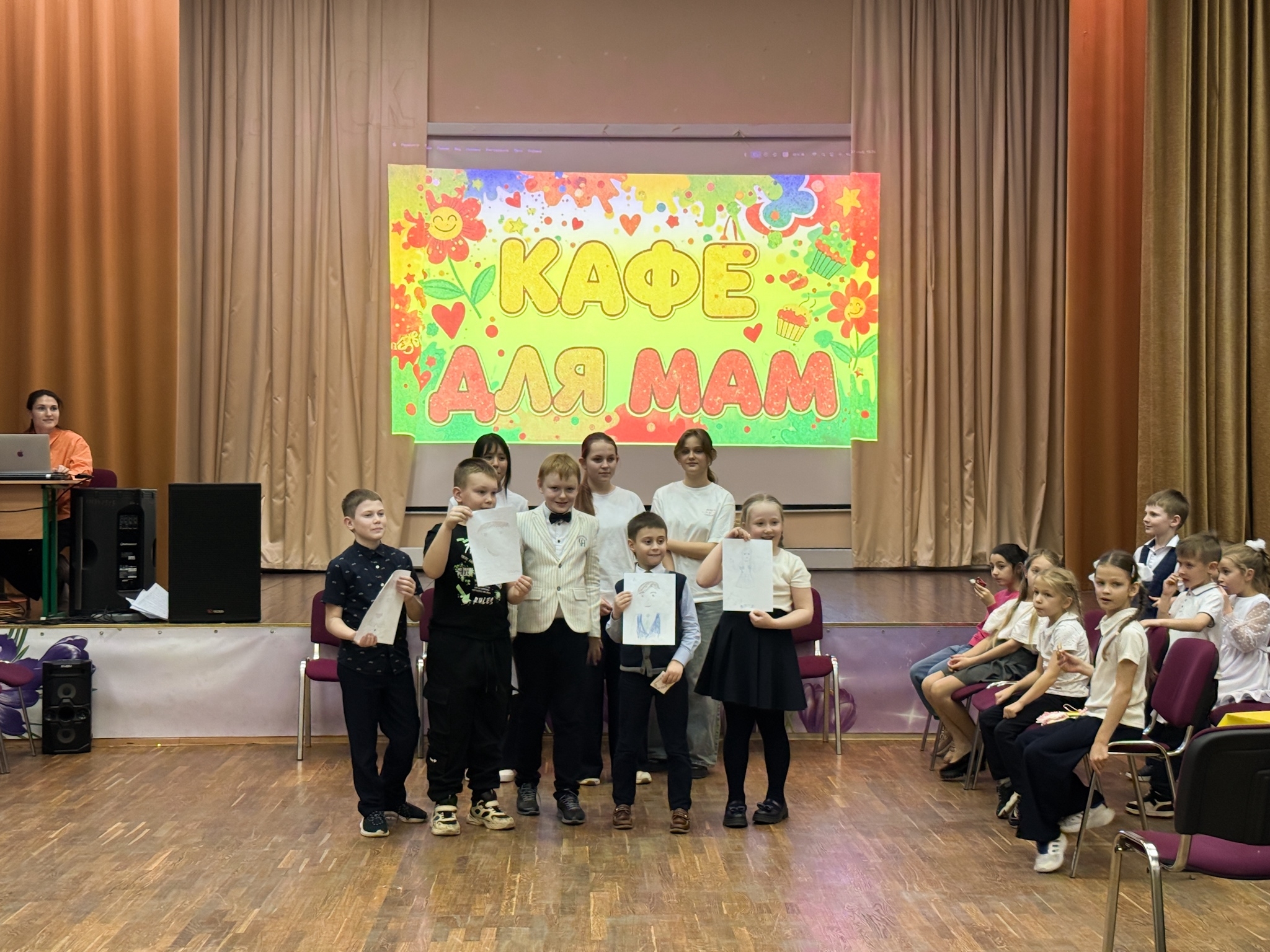 Представители школы №507 устроили концерты ко Дню Матери. Фото: страница школы №507 в социальных сетях