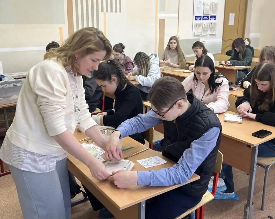 Ученики школы №1375 познакомились с профессией текстильного дизайнера. Фото: страница школы №1375 в социальных сетях